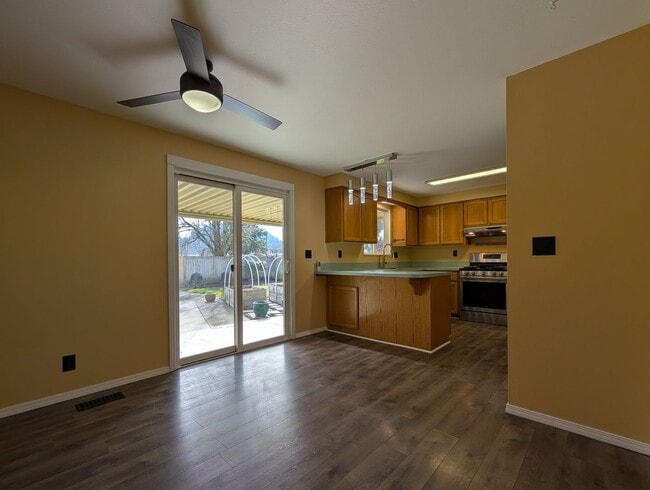 Building Photo - Great 4bed/1.5 bath home with bonus space and additonal storage