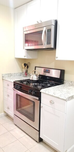 Building Photo - 2028 Pimmit Dr