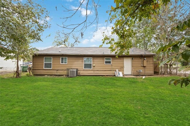 Building Photo - 6043 Lyndhurst Dr