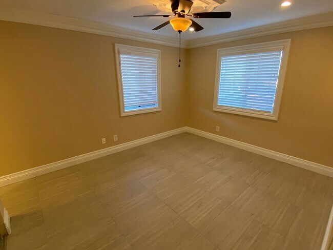 Building Photo - Villa Montevina 2 Bedroom Condo!