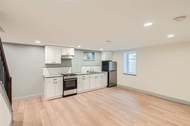 Building Photo - **Stunning 5-Bedroom 4-Bathroom Home in Li...