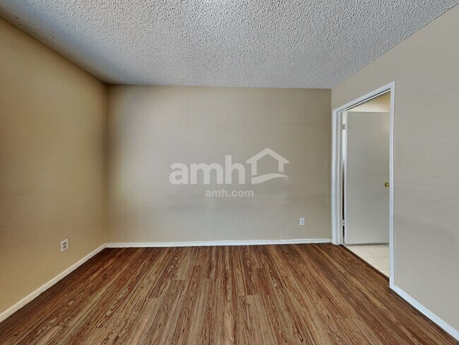 Building Photo - 9509 W Echo Ln