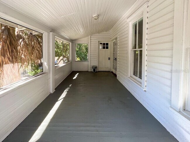 Building Photo - 318 NE 2nd Ave