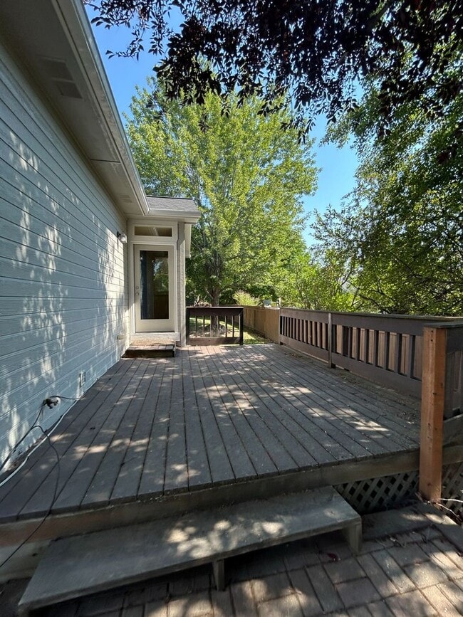 Building Photo - Impressive Home w/ 6 Bedrooms, Full Finish...
