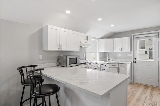 Building Photo - 19 Pine Ln