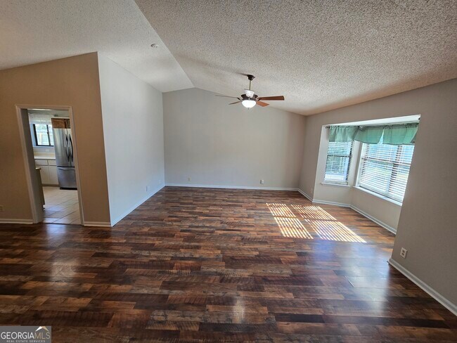 Building Photo - 425 Sunnyside Dr