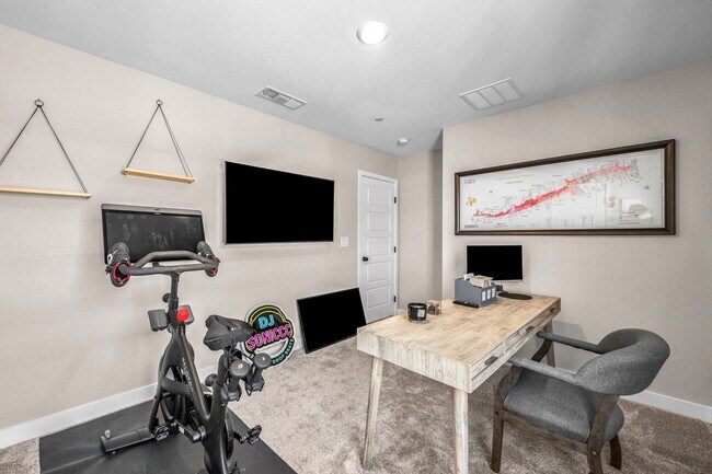 Building Photo - Spacious 5-Bedroom Home with Loft, Pool & Mountain Views