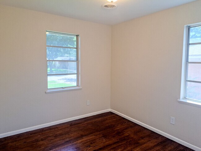 Building Photo - Renovated 4 bedroom 2.5 bath