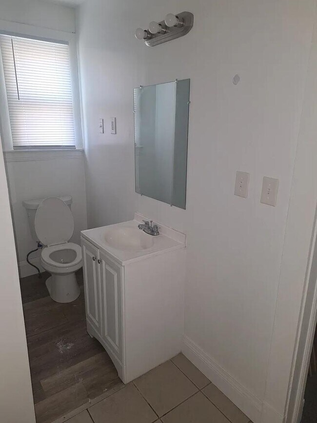 Building Photo - 3255 E 130th St