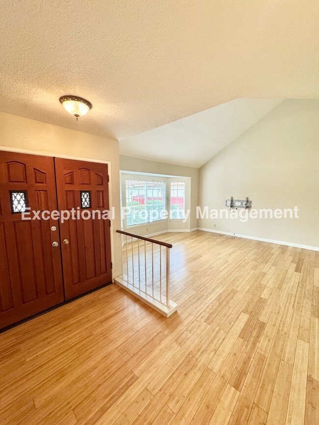 Building Photo - Move in ready 4 bed 3 bath home with 1 bed...