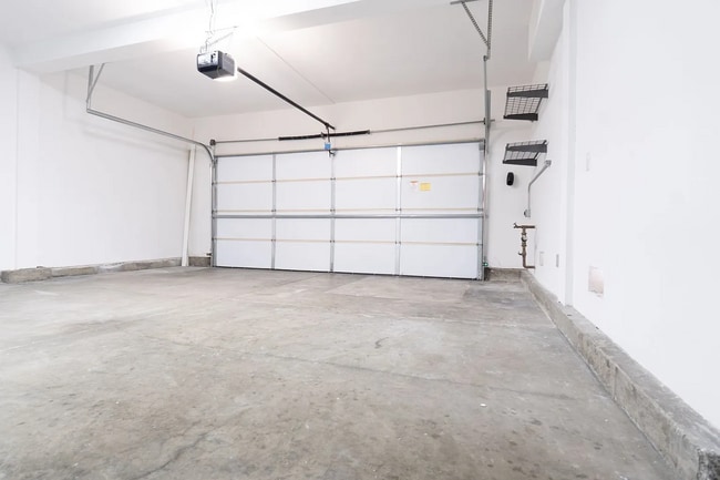 Building Photo - 25357 Avanti Ct