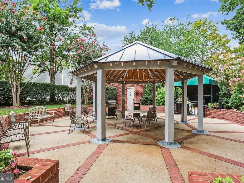 Back garden gazebos and grills - 7500 Woodmont Ave