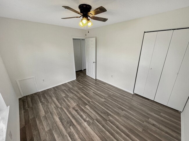 Building Photo - Charming 3 bedroom 1.5 bath townhome in Hi...
