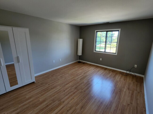 Building Photo - 3 bedroom Kenosha condo