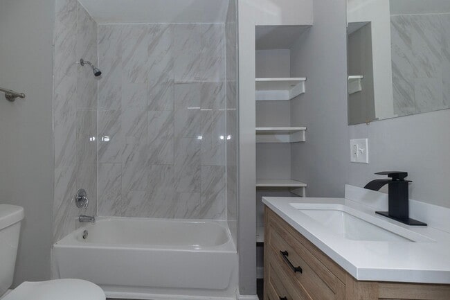 Building Photo - Beautiful 4 Bedroom 2 Bathroom Home in Kansas City!