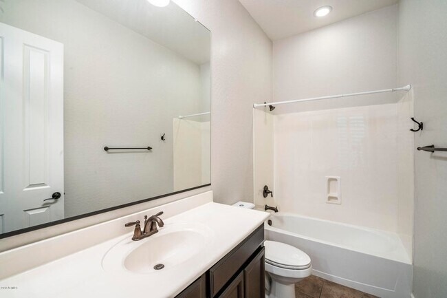 Building Photo - 953 E Boston St