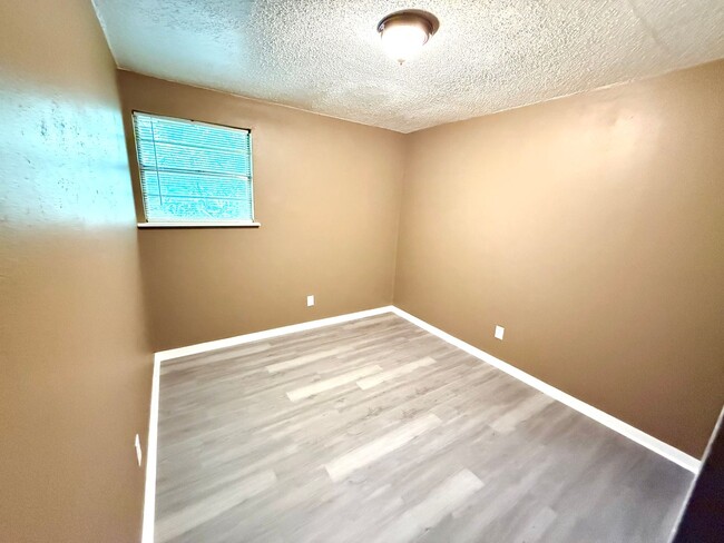 Building Photo - AVAILABLE NOW! 2 Bedroom / 1 Bath Duplex Near Brooks City Base!