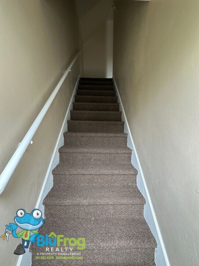 Building Photo - EZ - 202 Triplex