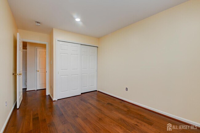 Building Photo - 609 Blossom Cir