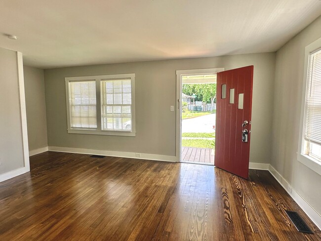 Building Photo - COMING FRIDAY!!!  Renovation Complete!   N...