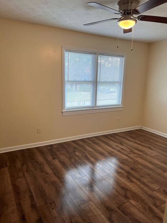 Building Photo - Three Bedroom Townhome Unit