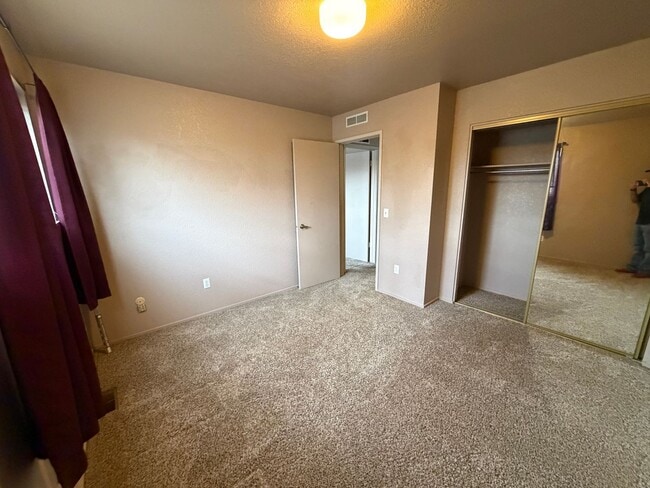 Building Photo - Townhome in great West End location