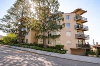 Building Photo - Spacious One Plus Bedroom Condominum off Broadway Terrace