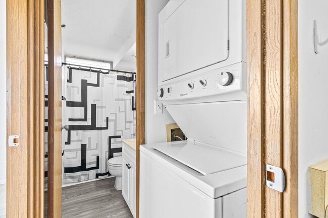 Building Photo - Welcome to your urban oasis!