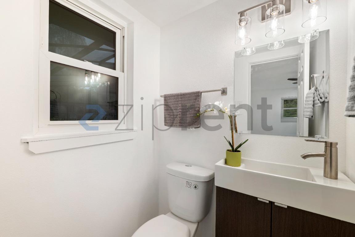 Building Photo - Unit