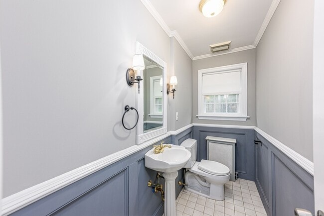 Building Photo - 1670 Hartford Tpke