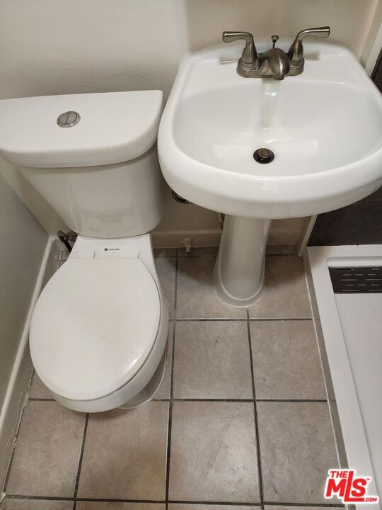 Building Photo - 6685 De Longpre Ave