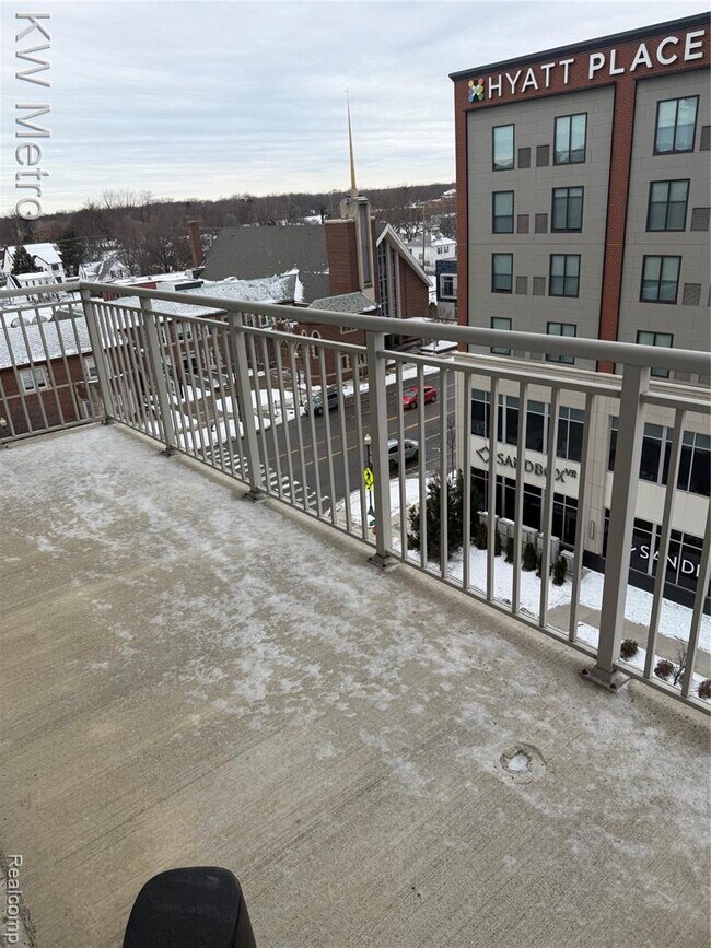 Building Photo - 350 N Main St