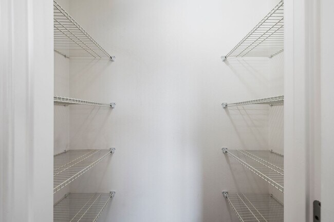 Building Photo - 4 Bedroom Home in Republic with fence!