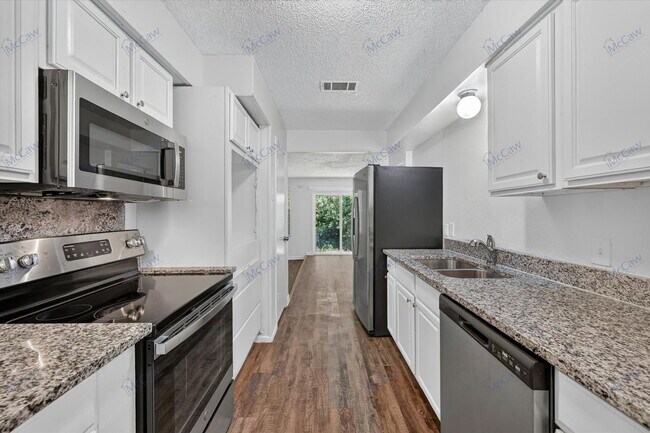 Building Photo - 7606 Antoinette St