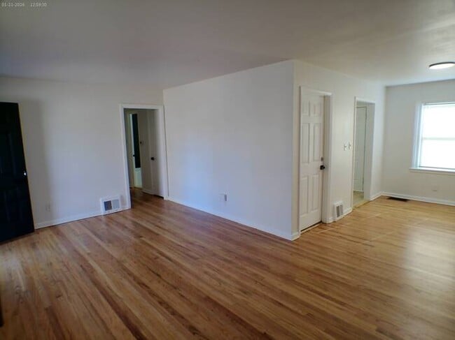 Building Photo - Spacious 4 bedrooms and 3 baths with vanity off 90th & Wornall Road in sought out WALDO AREA near...