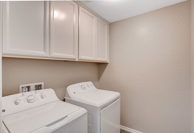 Building Photo - Beautiful Two-Story Home in Gated Cortona – Southern Highlands!