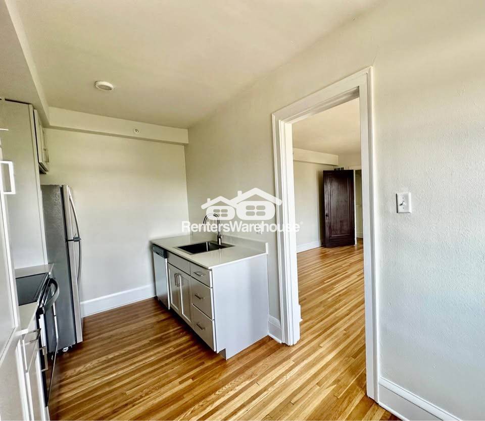 Building Photo - 2305 Grand Ave