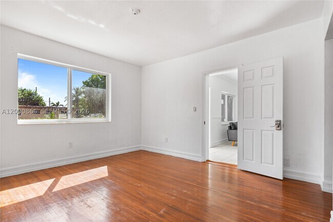 Building Photo - 580 Lee Dr