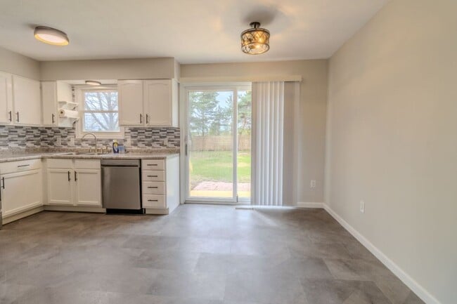 Building Photo - Bright & Updated 4-Bedroom Home Close to Everything