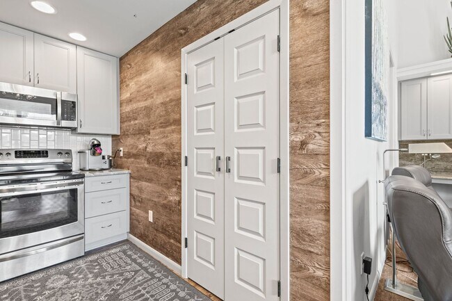 Building Photo - Luxury Furnished Rental in Bluewater Bay...Just steps from the water!!