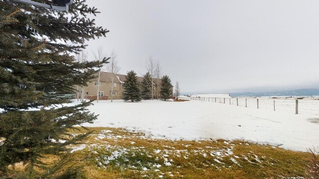 Building Photo - New furnished 3 bedroom 2 bathroom Condo, with optional garage