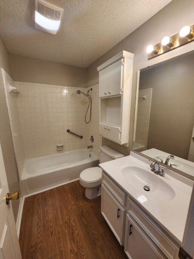 Building Photo - 309 Shadow View Dr