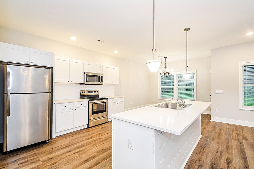 Building Photo - 1047 Autumns Wood Cir E
