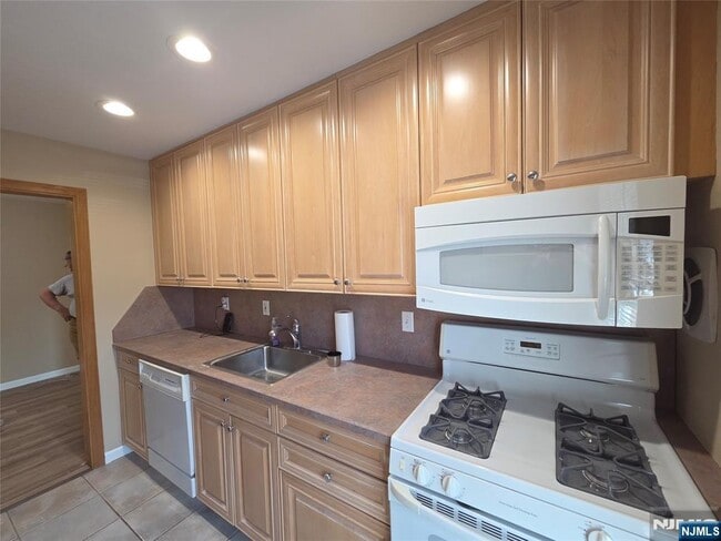 Building Photo - 1628 Valley 2A Vly