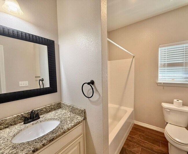 Building Photo - Beautiful 3-Bedroom, 2-Bath Home with Mode...