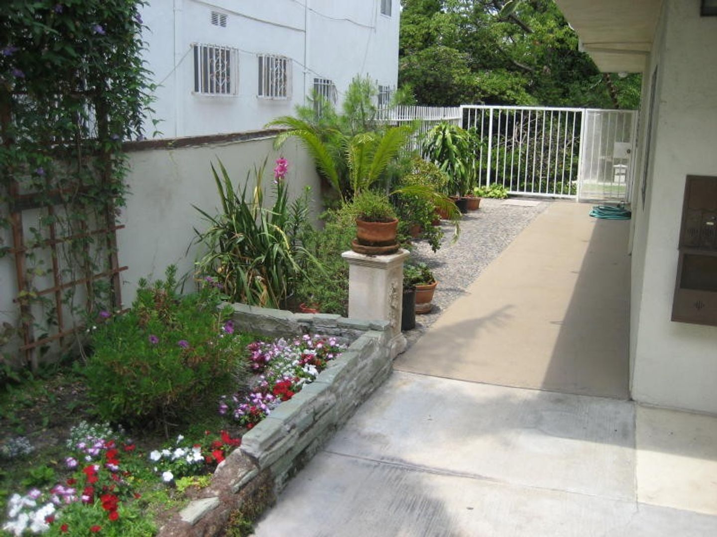 Building Photo - 744 S.Windsor Blvd. - just south of Wilshire Blvd.