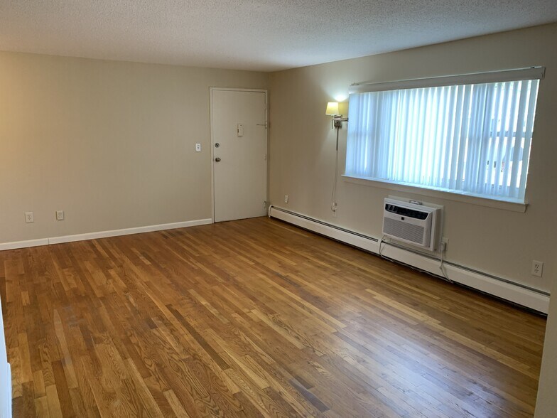 Living room view to entry - 37 Robbins Ln
