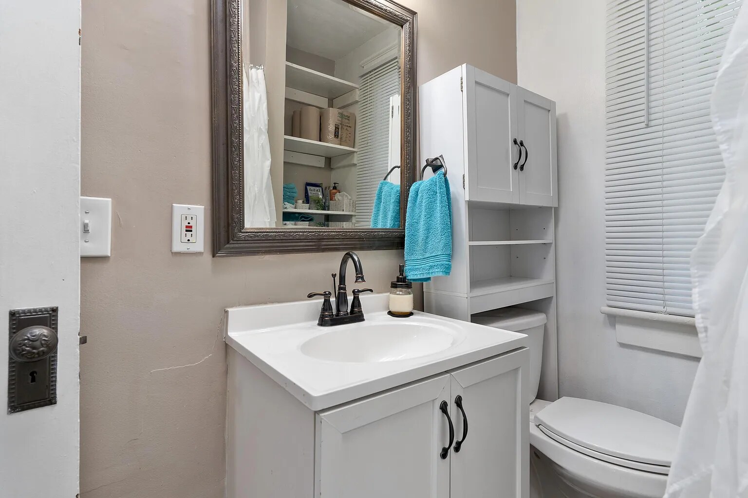 Building Photo - 477 E Gates St