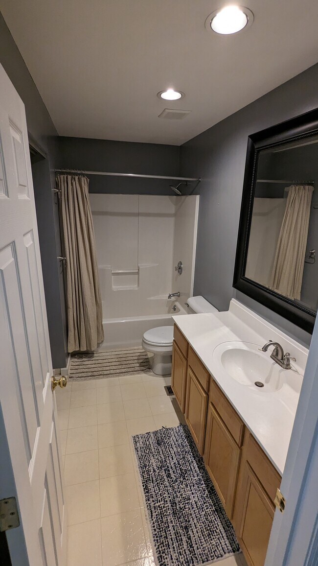 Building Photo - 2562 Creve Coeur Dr