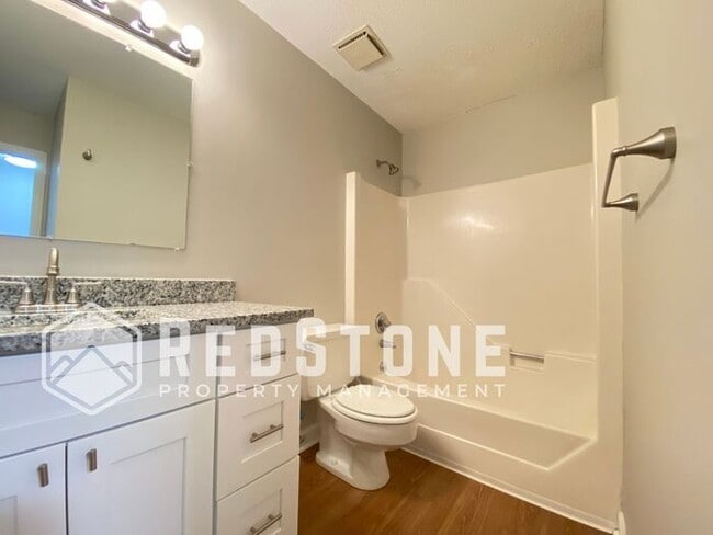 Building Photo - 2 Bedroom, 1.5 Bath - Townhouse